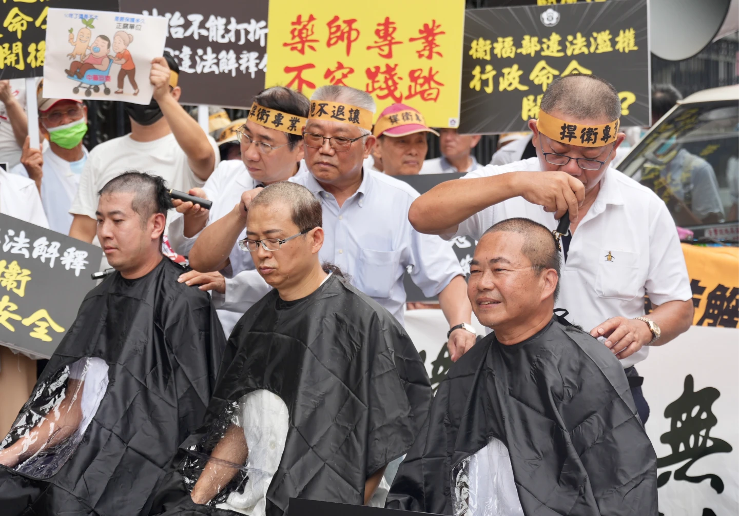 藥師公會全聯會在立法院前發起第九次快閃抗議,三名藥師當場剃頭明志。梁建裕攝