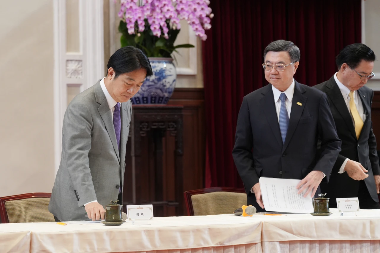 總統賴清德、閣揆卓榮泰上任逾一年,施政滿意度、信任度的民調雙雙慘綠。資料照 陳卓邦攝