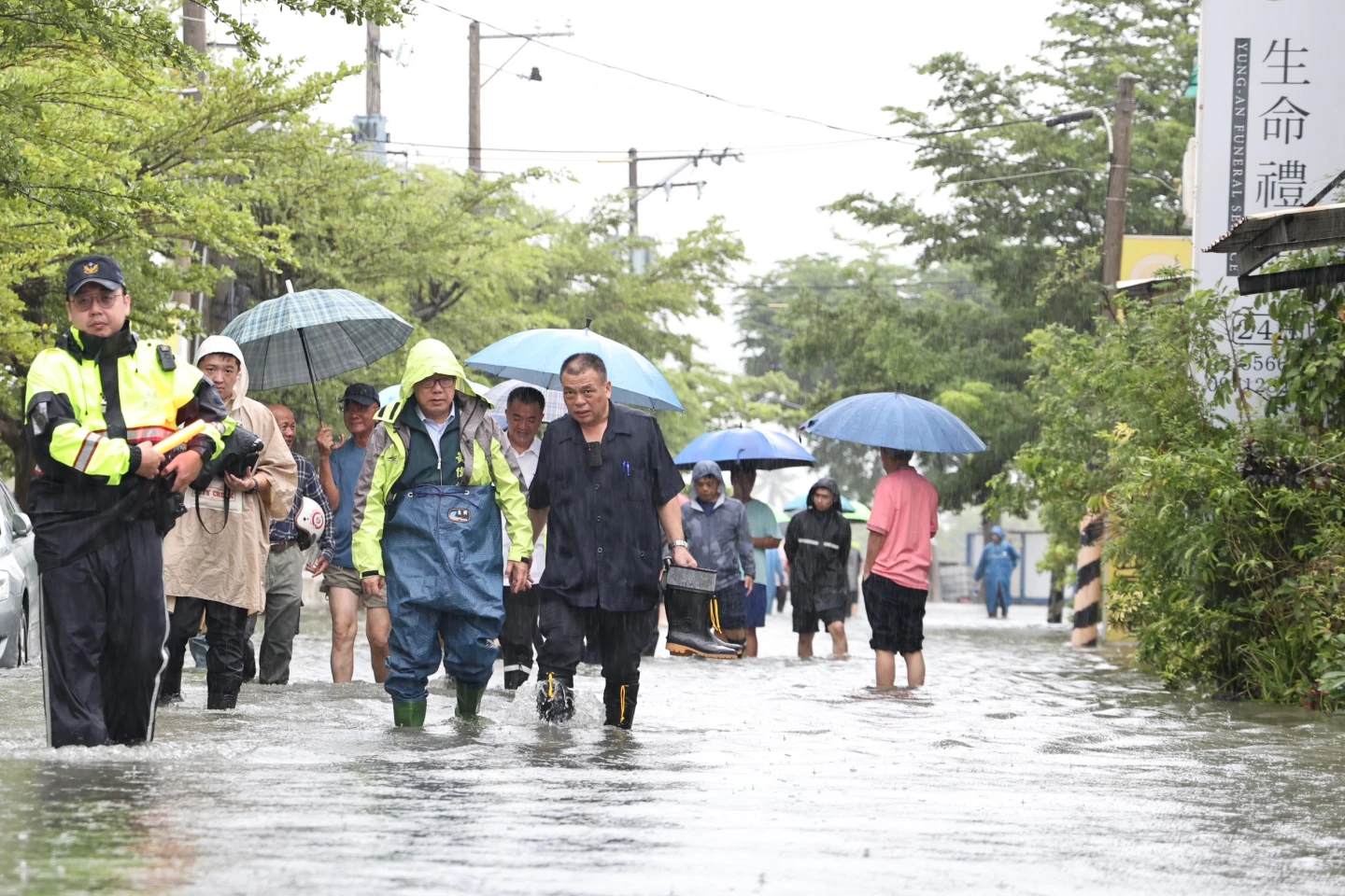 市長黃偉哲(右2)上午馬不停蹄前往各區勘災。市府提供