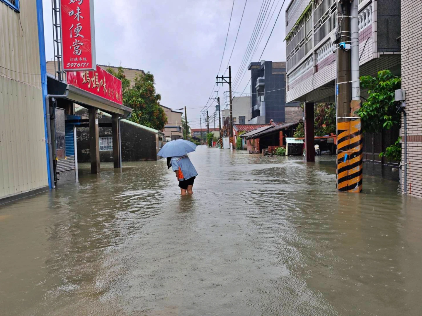中午時分,安定部分地區淹水仍未退。王志弘攝