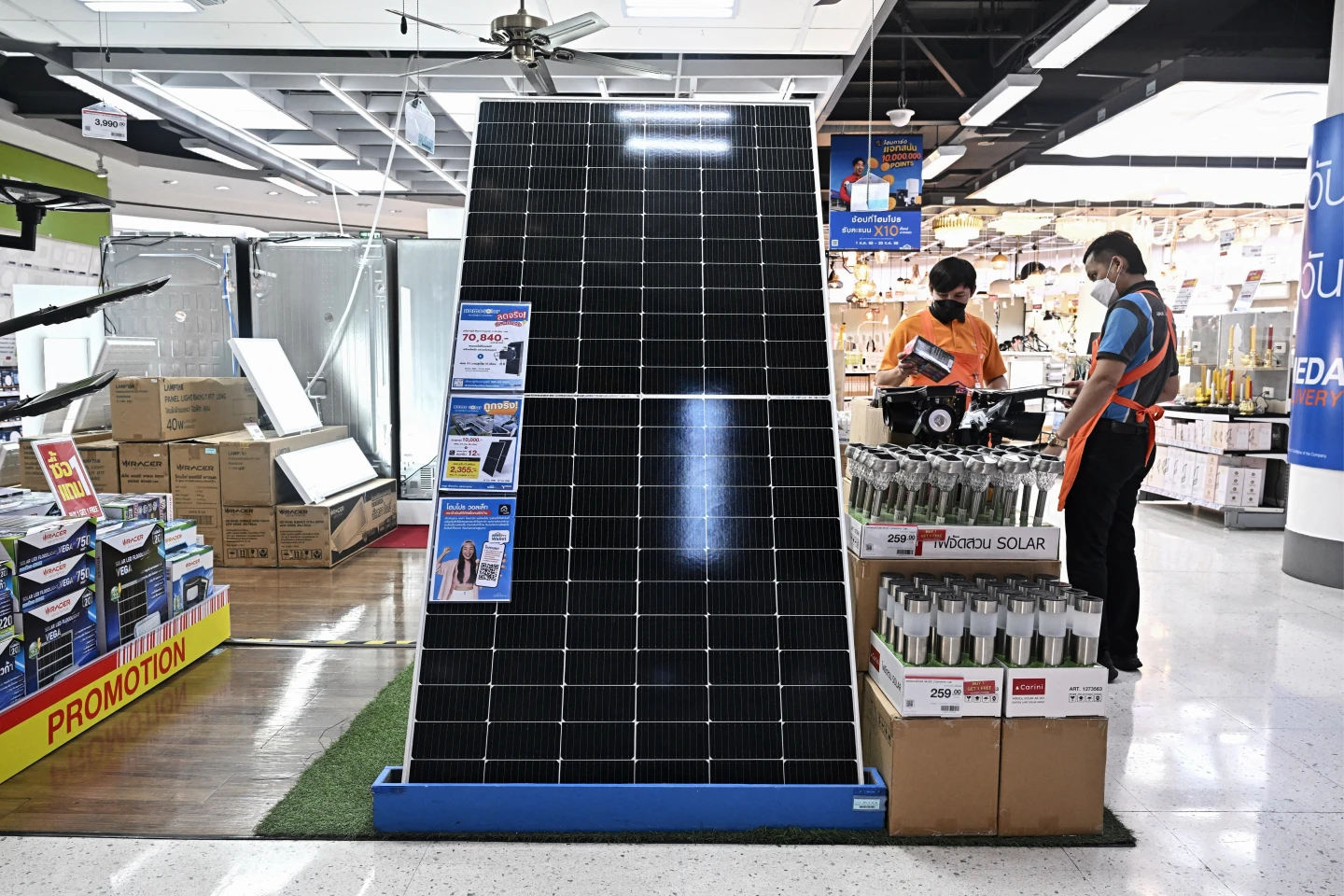 泰國曼谷一間賣場7月9日展示販售的太陽能板商品。法新社