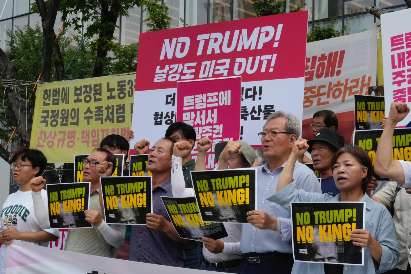 南韓民眾7月31日在首爾的美國大使館附近集會,抗議川普的對等關稅。美聯社