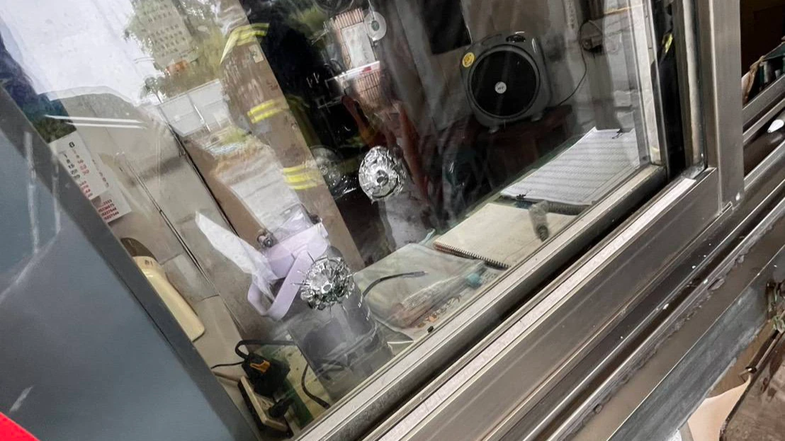 台中市南屯拖吊場今天中午遭歹徒持槍射擊,造成李姓女保全受傷送醫。民眾提供