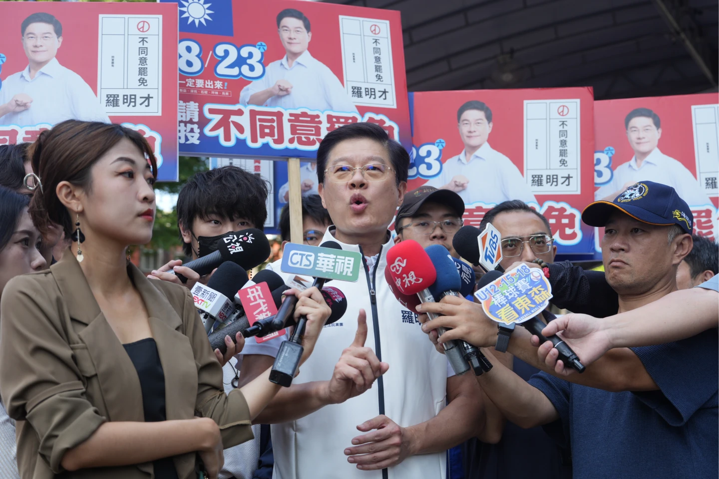藍委羅明才說他的官方帳號被盜,還稅於民,天經地義。陳卓邦攝