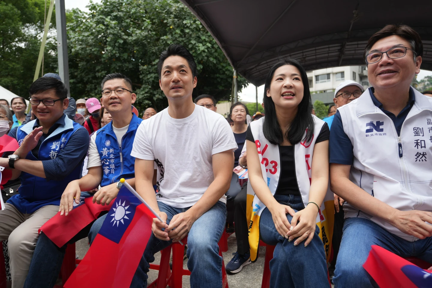 台北市長蔣萬安(右3)、立委徐巧芯(右2)出席新北立委羅明才首場後援成立大會。陳卓邦攝