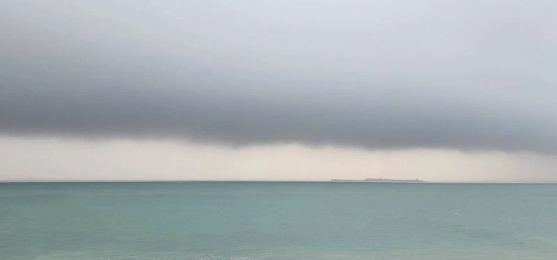 澎湖地區2日籠罩在西南氣流線狀對流環境,清晨6時起飄雨,除馬公雨勢不斷,其他5鄉在3小時的累積雨量都超過50毫米。中央社