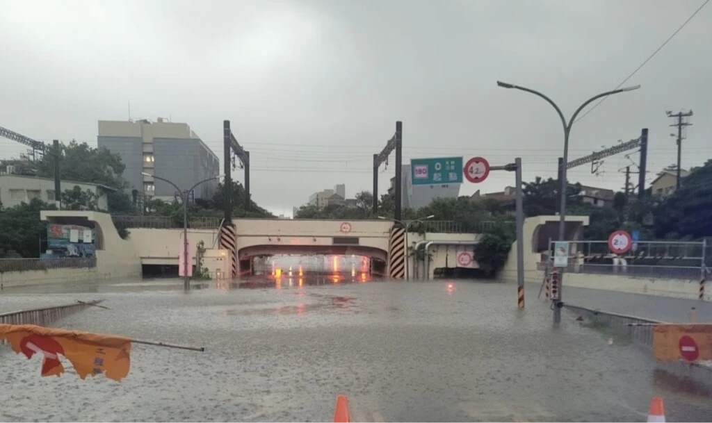 西南氣流影響,台南市2日凌晨4時起明顯降雨,逾1/3行政區時雨量逾40毫米,市區小東、四維、東寧地下道緊急封閉。台南市警局提供