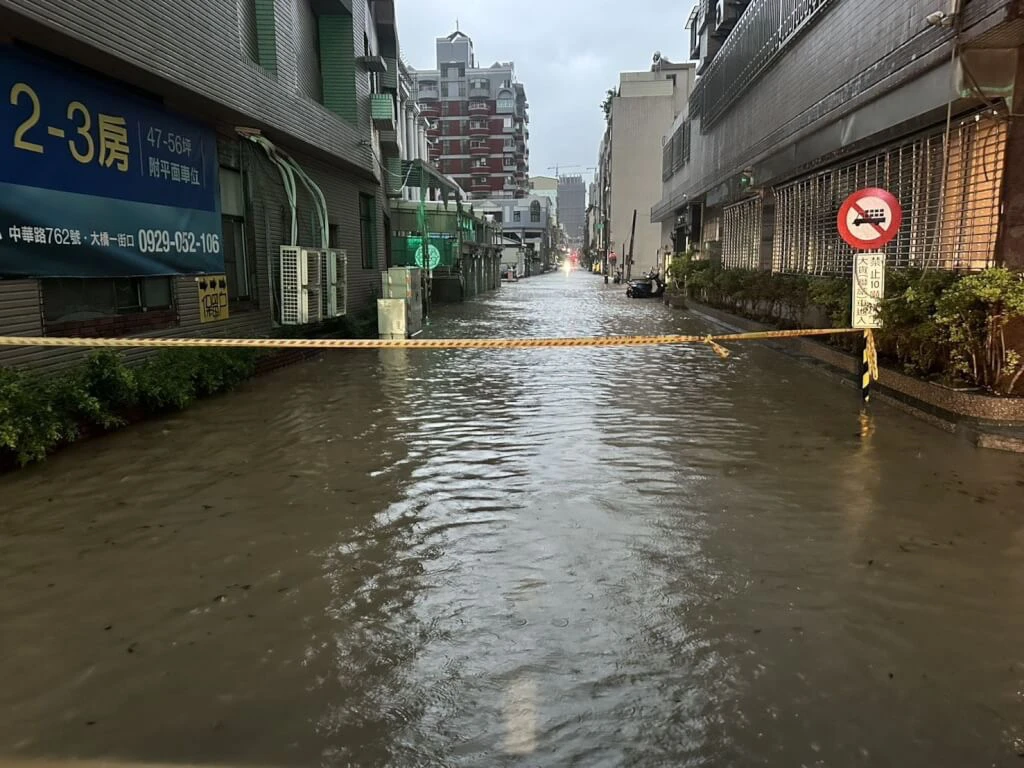 西南氣流影響,台南市2日凌晨4時起明顯降雨,逾1/3行政區時雨量逾40毫米,部份街道淹水封鎖,禁止車輛通行。台南市警局提供