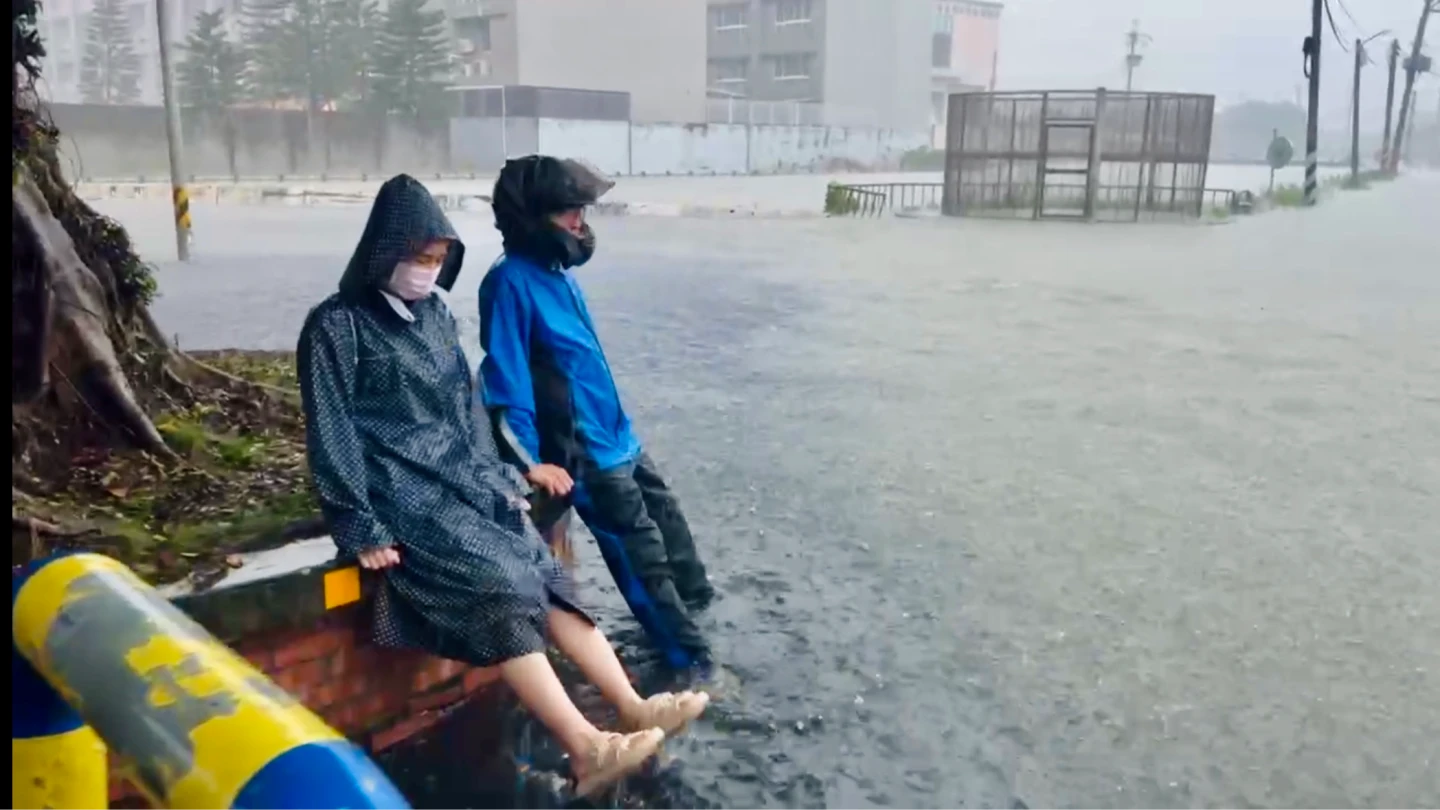 上班族苦中作樂等水退。民眾提供
