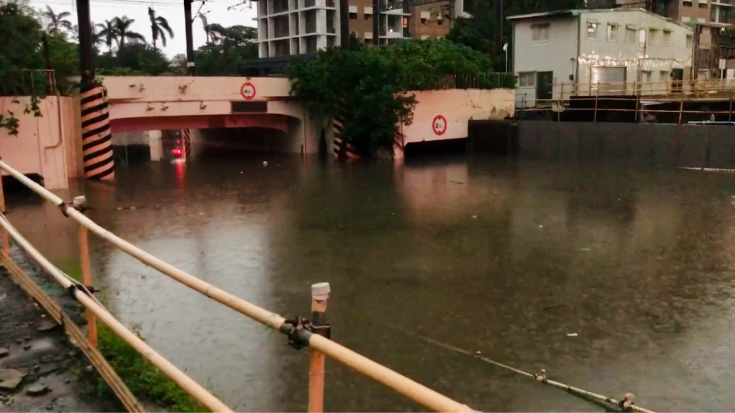 小東路地下道再傳淹水,警方緊急封閉。民眾提供