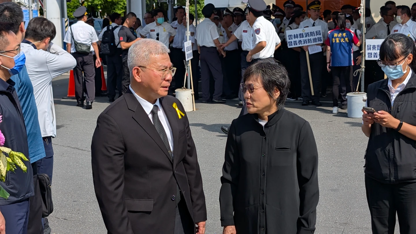 內政部長劉世芳與新科新北市警局長方仰寧在會場外寒暄。林志青攝