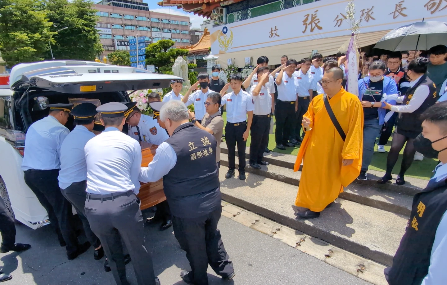 勇消張敬謙今天上午舉行公祭,同袍淚送最後一程。林志青攝