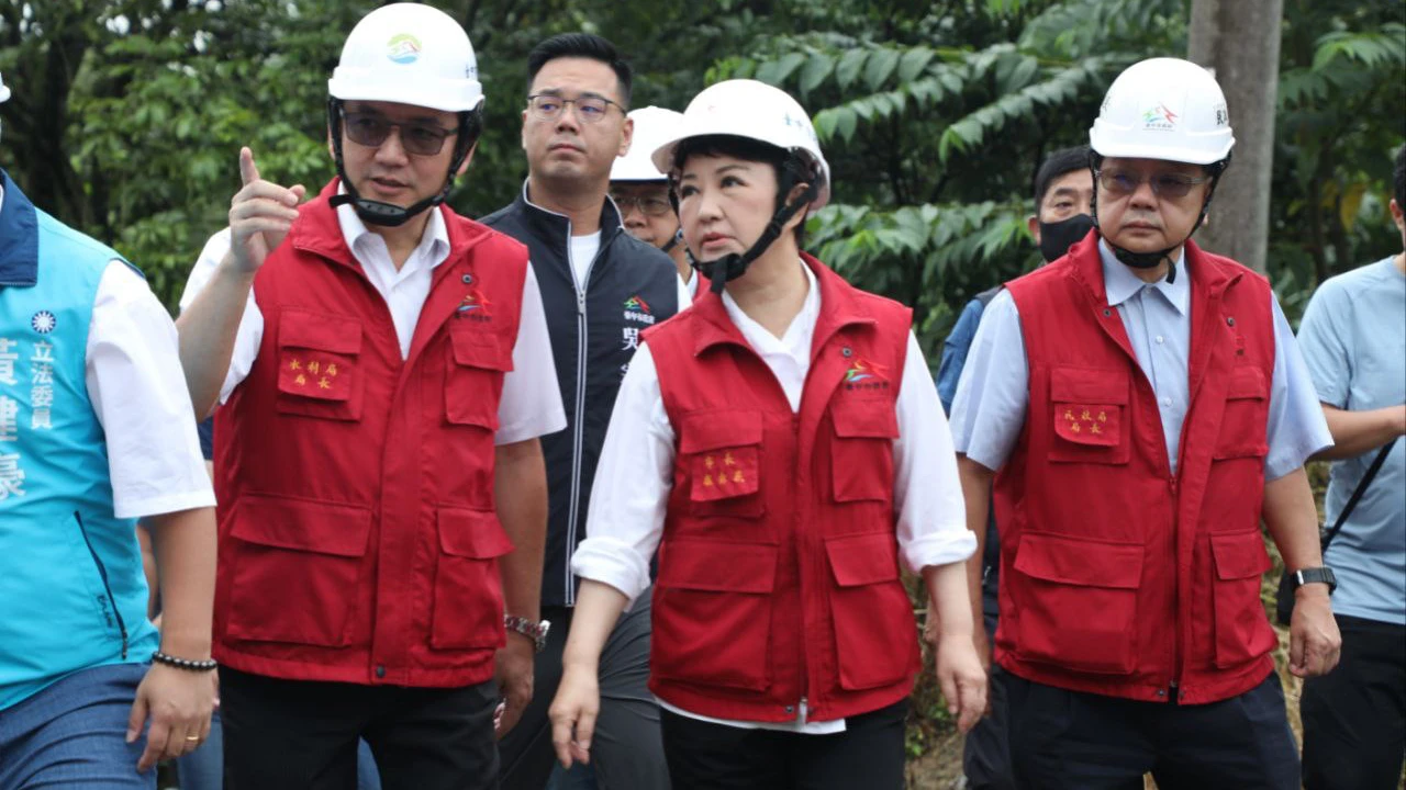 台中市長盧秀燕上午前往北屯與石岡勘災,並指示相關單位全力協助災民家園清理。中市府提供,