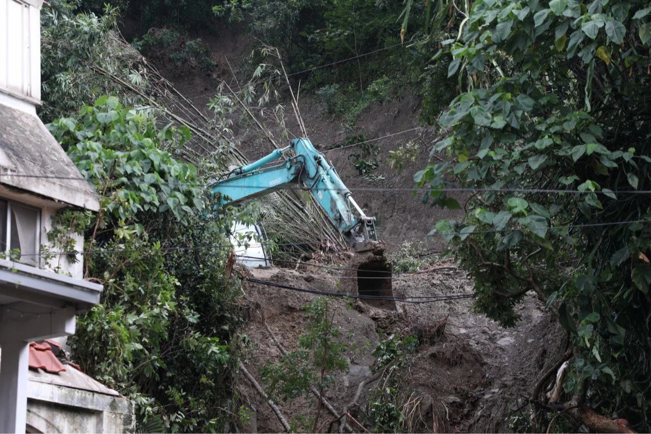 台中北屯、石岡地區,受到連日大雨影響邊坡土石崩塌。中市府提供