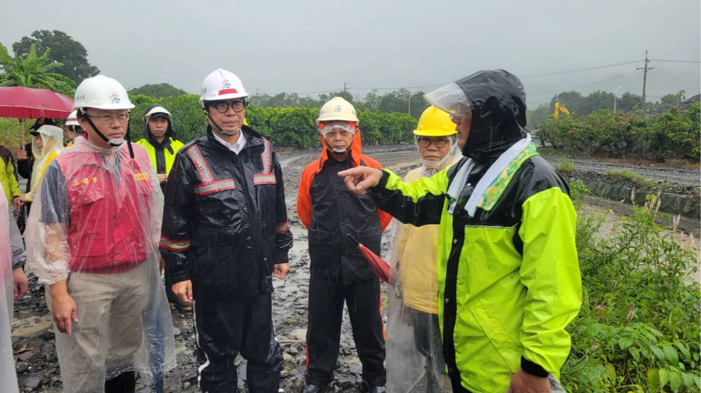 高雄市長陳其邁今天中午前網台27線23.5公里、近慧濟寺處視察災害狀況。讀者提供