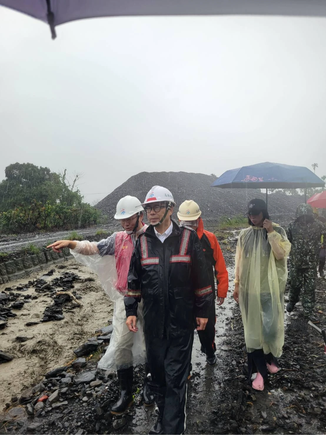 高雄市長陳其邁今天中午前往台27線23.5公里、近慧濟寺處勘查災情。讀者提供
