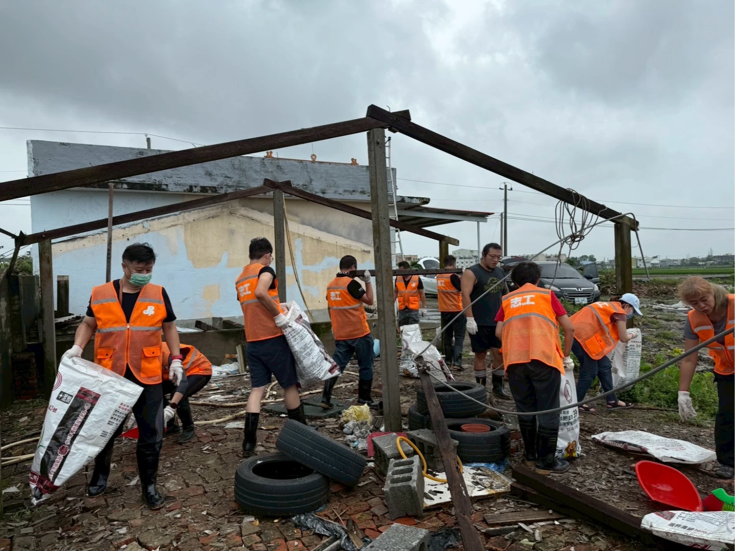 民進黨中央及地方黨職組志工隊,進台南災區協助清理家園。民進黨提供