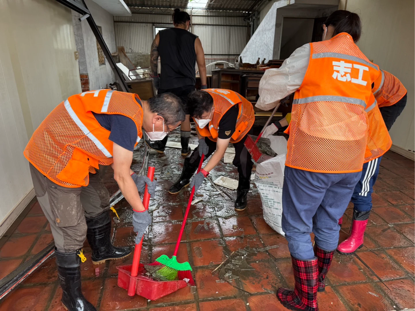 綠黨職協助清理災區廢棄物。民進黨提供