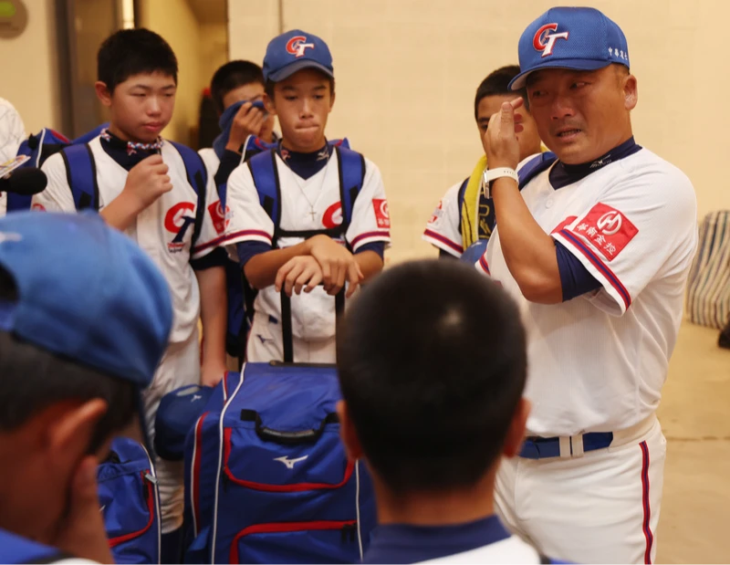 U12世界盃棒球賽季軍戰,台灣與韓國3日在台南亞太國際棒球訓練中心交手,台灣隊不敵韓國隊,賽後被禁賽的台灣隊總教練章子健(右)與選手鼓勵喊話,一度落淚。中央社