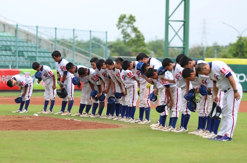 U12世界盃棒球賽季軍戰,台灣與韓國3日在台南亞太國際棒球訓練中心交手,台灣隊不敵韓國隊,賽後鞠躬致意。中央社