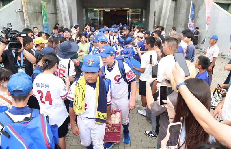U12世界盃棒球賽季軍戰,台灣與韓國3日在台南亞太國際棒球訓練中心交手,台灣隊不敵韓國隊,台灣隊球迷在球場外等待球員出來,夾道鼓勵選手。中央社