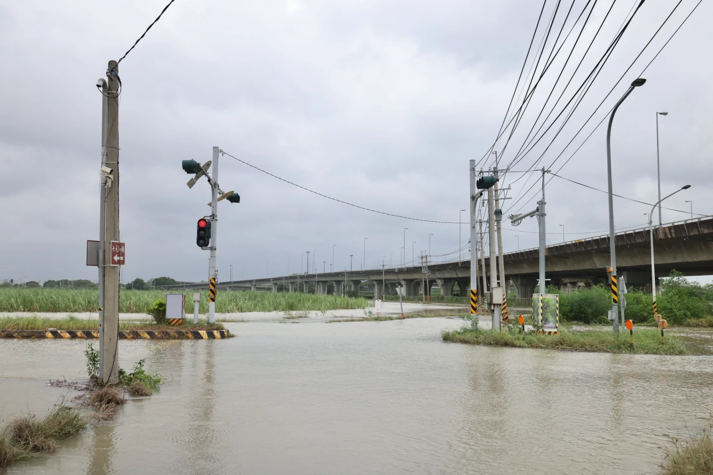 台南安定遭大雨侵襲,快速道路下方積水未退。林林攝