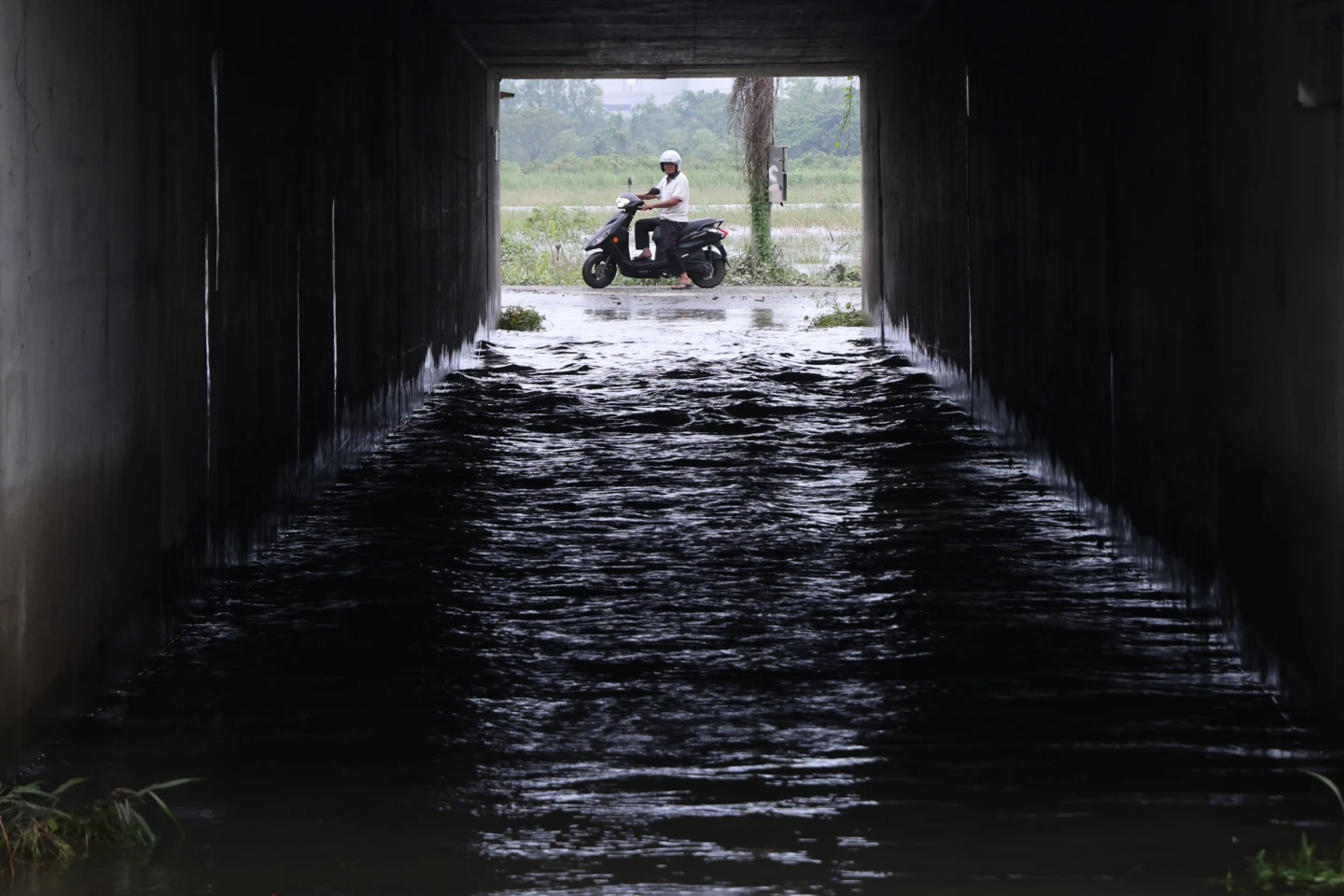 台南安定一處函隧道涵洞積水。氣象署提醒提醒還會再下大雨,民眾要提高警覺。林林攝
