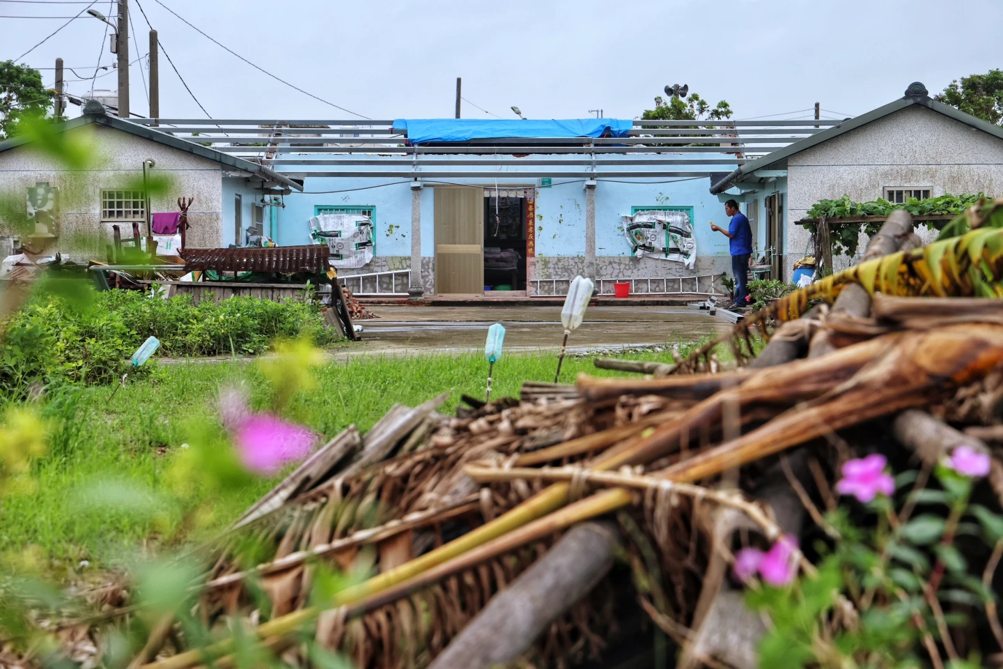 南部連日豪雨與颱風重創,台南沿海民宅屋頂被掀、牆面受損,居民趁雨勢稍歇,忙於修繕家園,盼能儘快恢復生活。林林攝