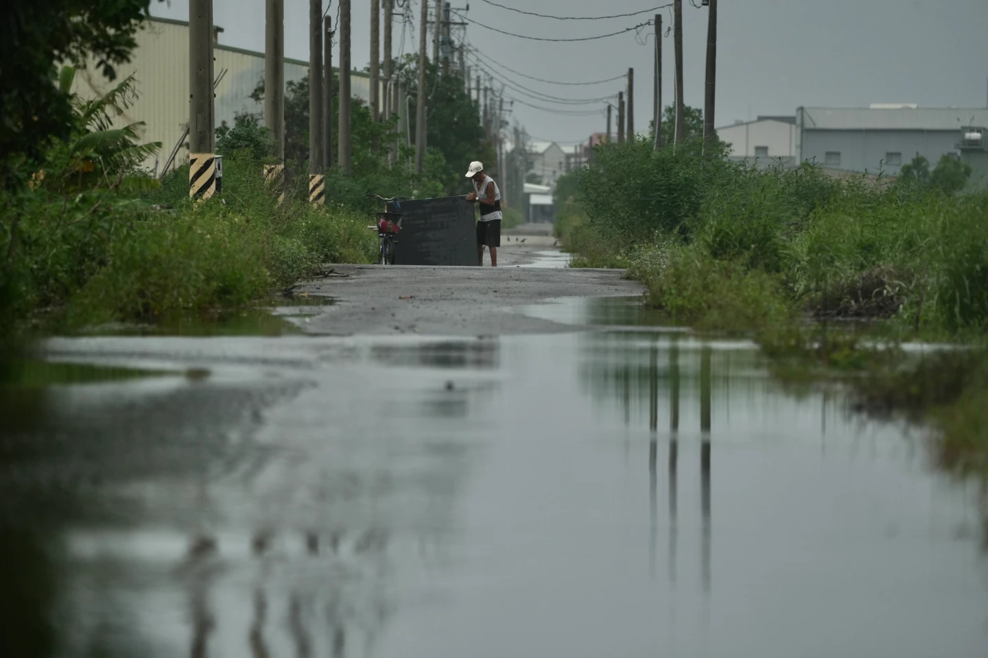 大雨暫緩,加上市府緊急抽水,台南安定地區多數積水已退,居民逐漸恢復日常。林林攝