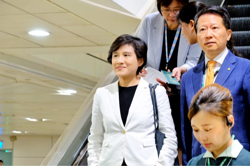 行政院副院長鄭麗君(左1)3日清晨搭機返台,她表示,「談判還要繼續進行,我們會繼續努力,爭取更好的稅率」。中央社
