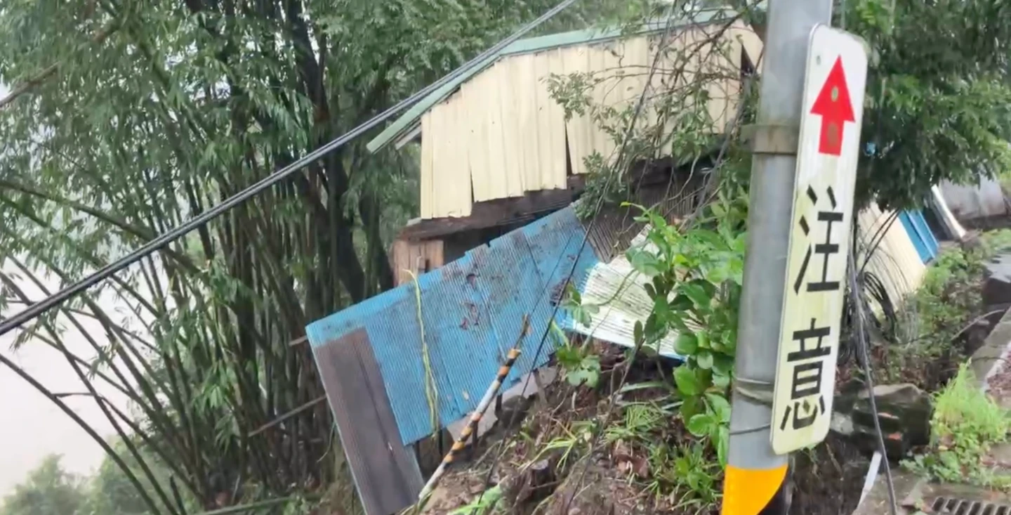 妙禪寺旁的台27線路段出現地基掏空,一間鐵皮屋傾斜懸空,狀況危急。讀者提供