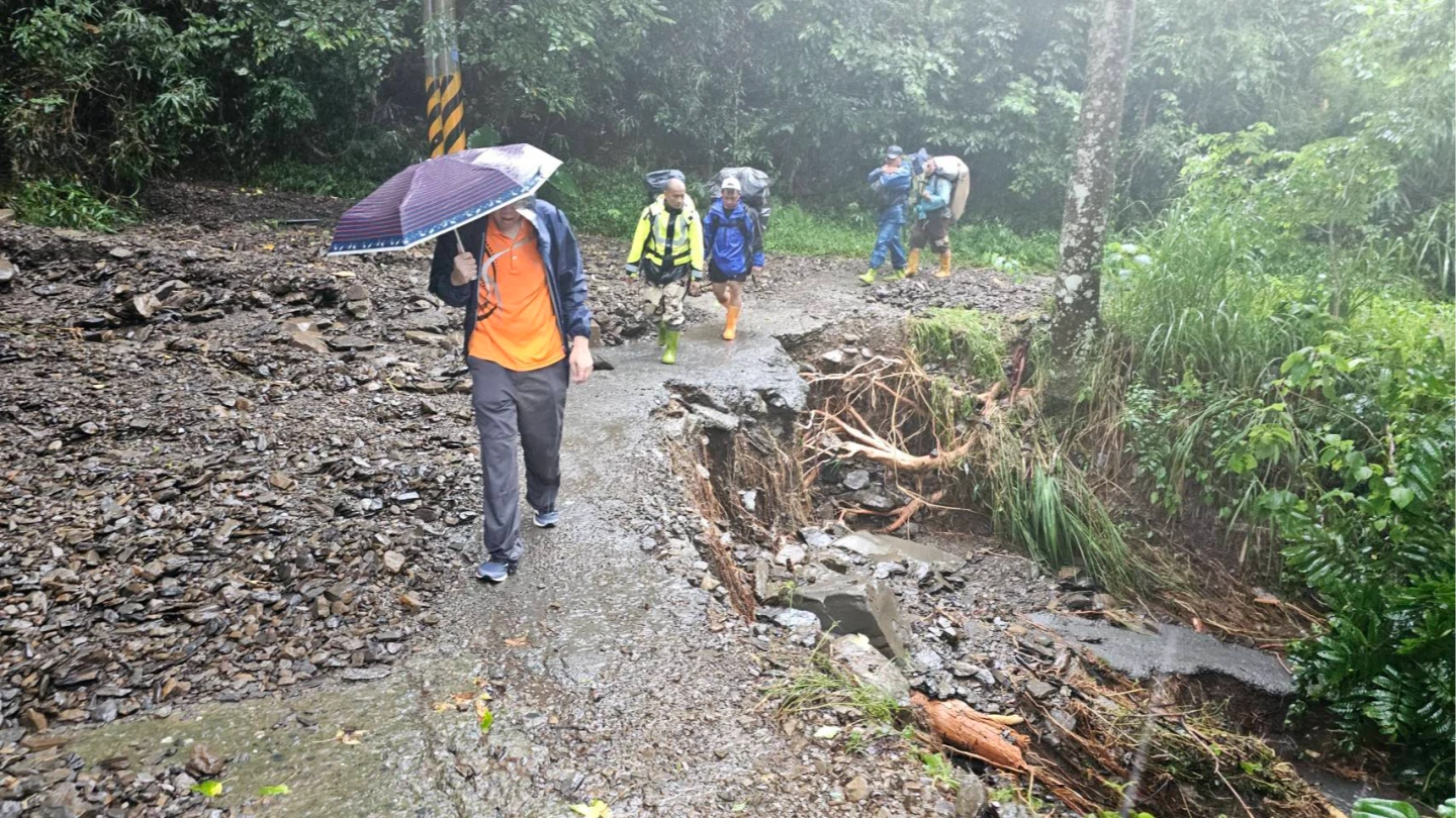 山徑濕滑泥濘,桃源區衛生所邱孟肇所長(左一)與部落勇士仍徒步挺進桃源北三里,照護部落居民健康。高市衛生局提供