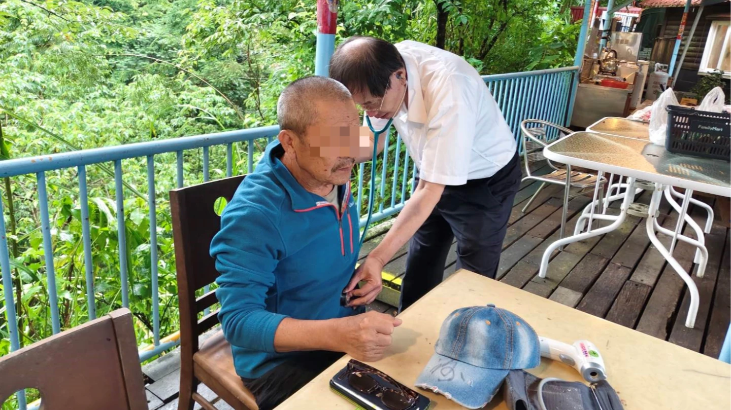 桃源區衛生所邱孟肇所長(右)抵達後,隨即進駐拉芙蘭山莊為民眾看診。高市衛生局提供