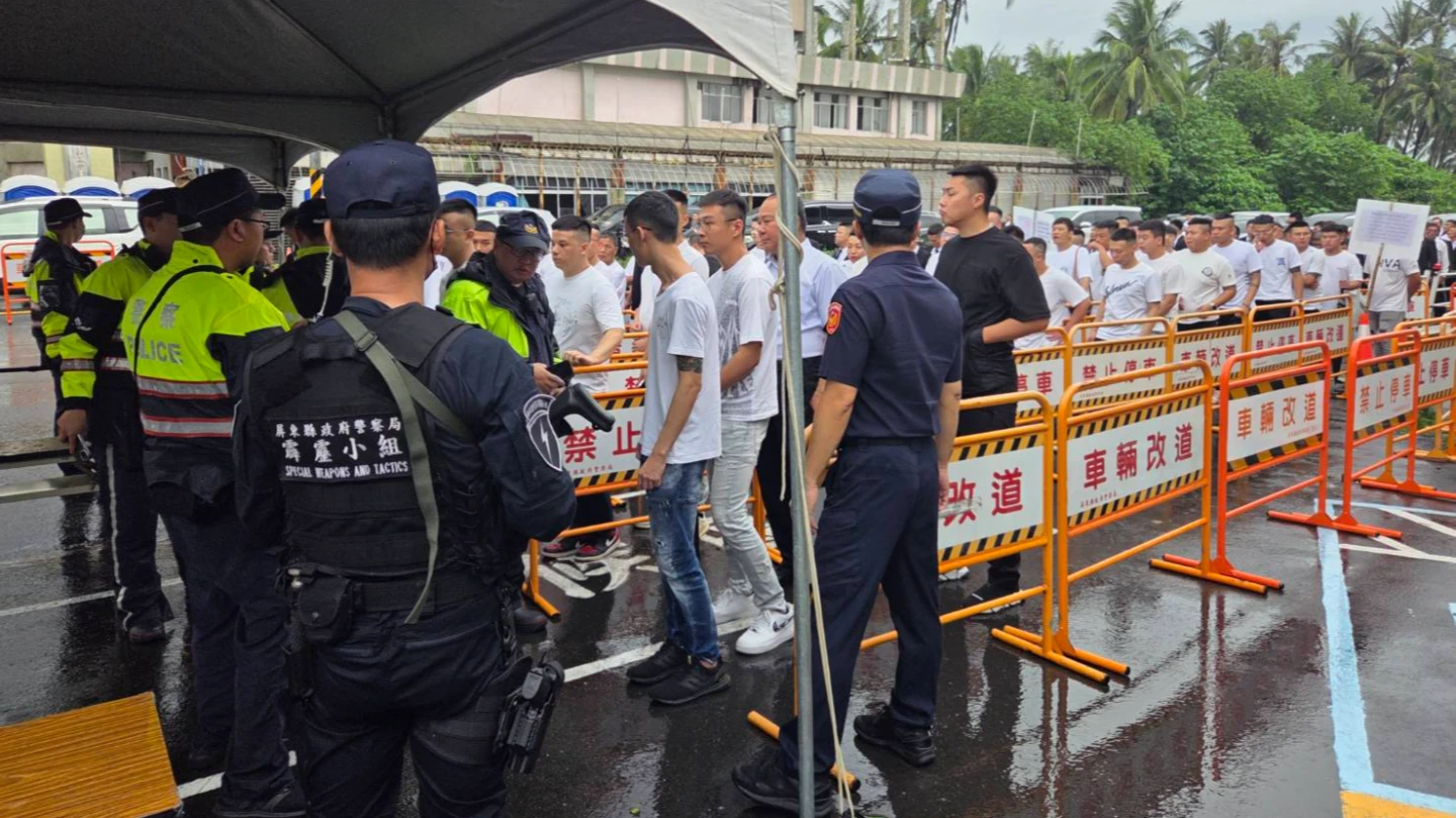 屏東地方知名人物沈宏文今天上午舉行告別式,現場湧入將近2000人前來悼念,警方全副武裝進駐盤查人車。讀者提供