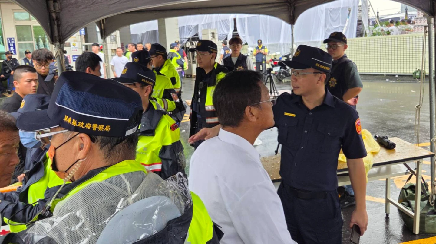 屏東地方知名人物沈宏文今天上午舉行告別式,警方今天在全副武裝進駐並設置攔檢站盤查人車。讀者提供