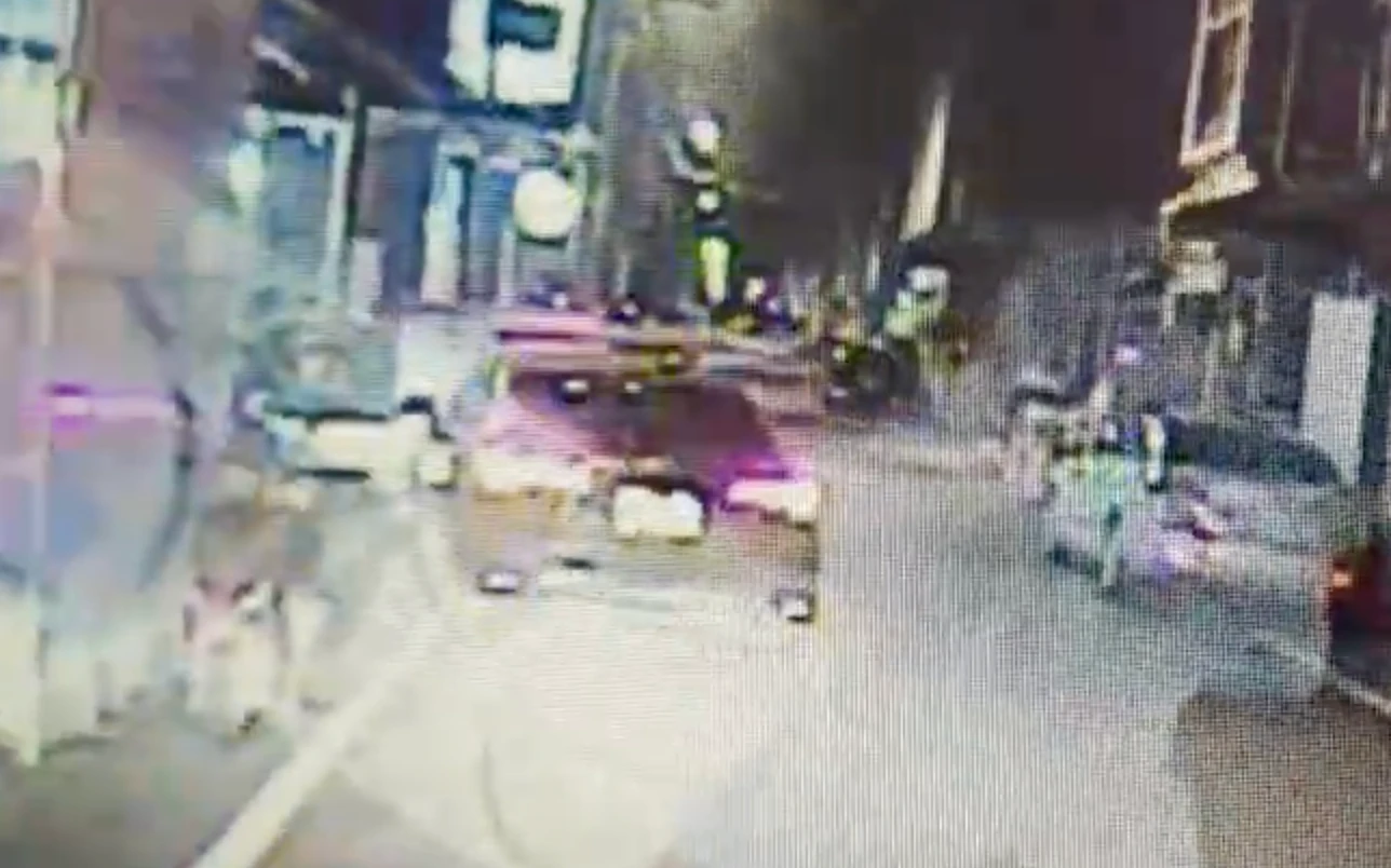 救護車抵達命案現場時,警方已逮捕涉嫌殺人的陳男。翻攝畫面