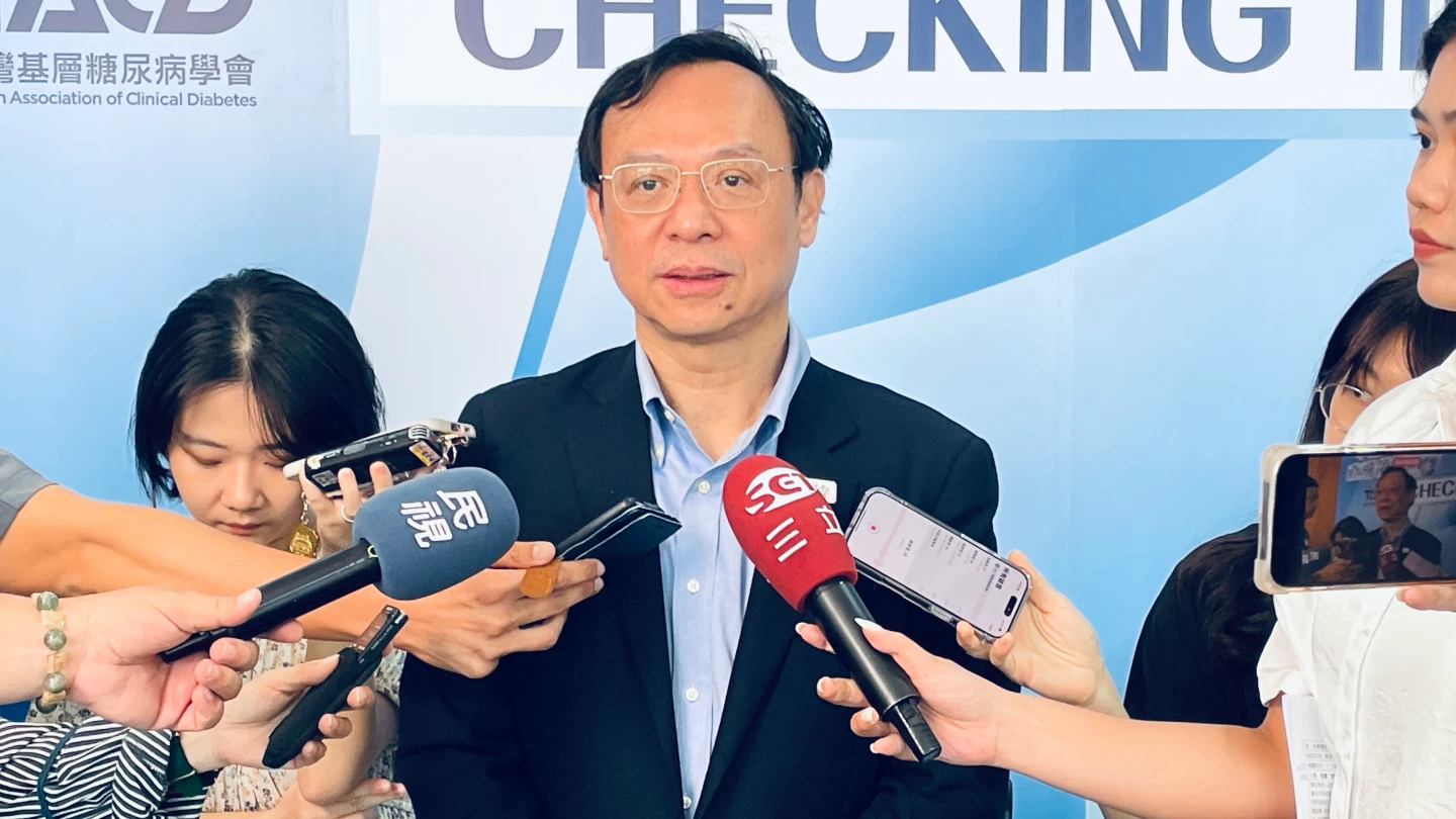 健保署長石崇良今(中)表示,9月起擴大給付一款昂貴的第三線降血脂藥「PCSK9血脂調節劑」。賴昀岫攝
