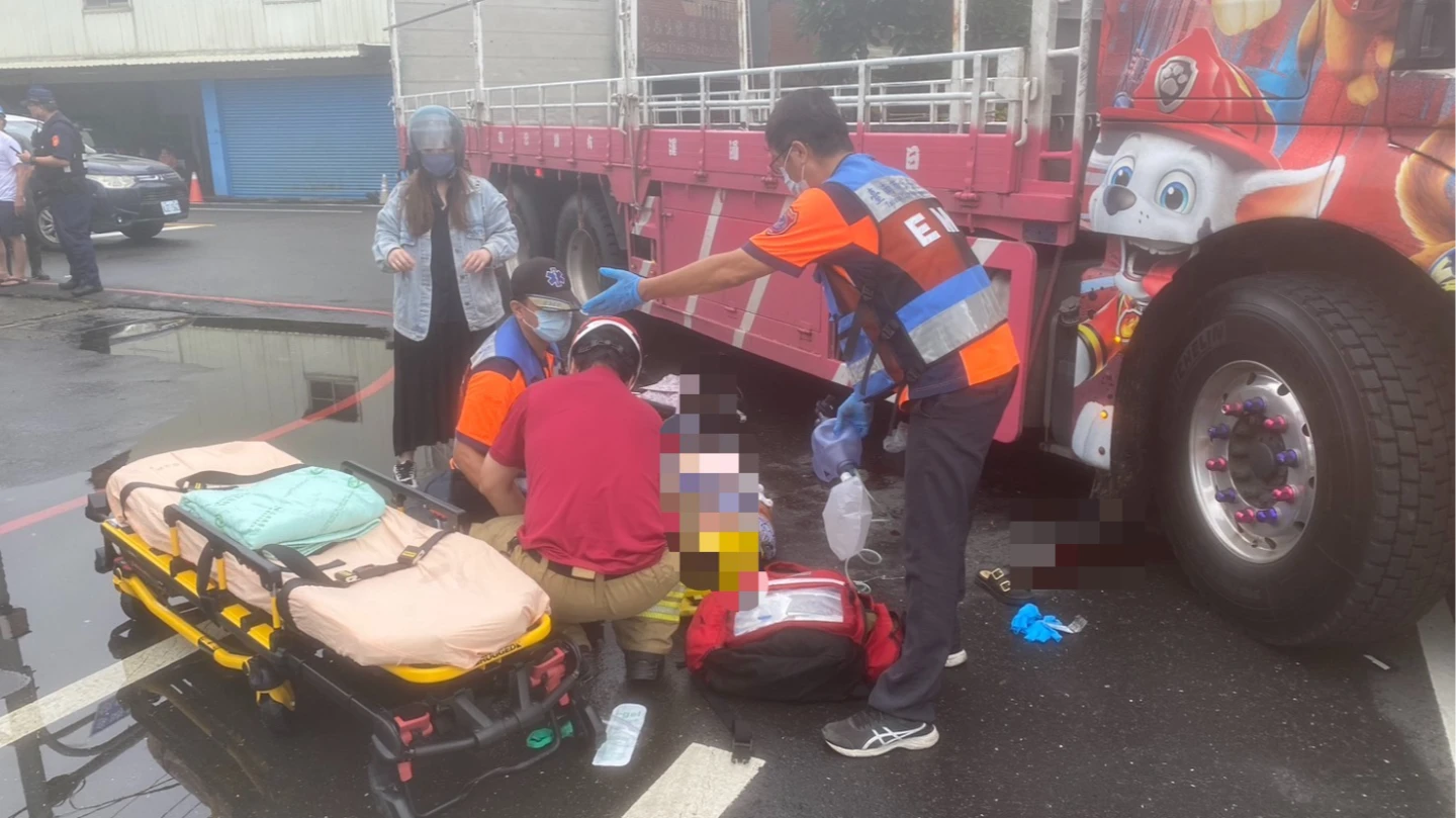 陳姓婦人一度被捲入大貨車底下,救護人員將她送醫急救,但仍因傷重宣告不治。讀者提供
