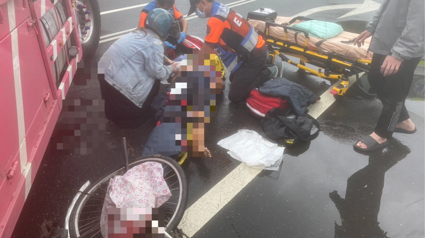 陳姓婦人與大貨車發生車禍,被捲進車底,送醫急救仍不治。讀者提供
