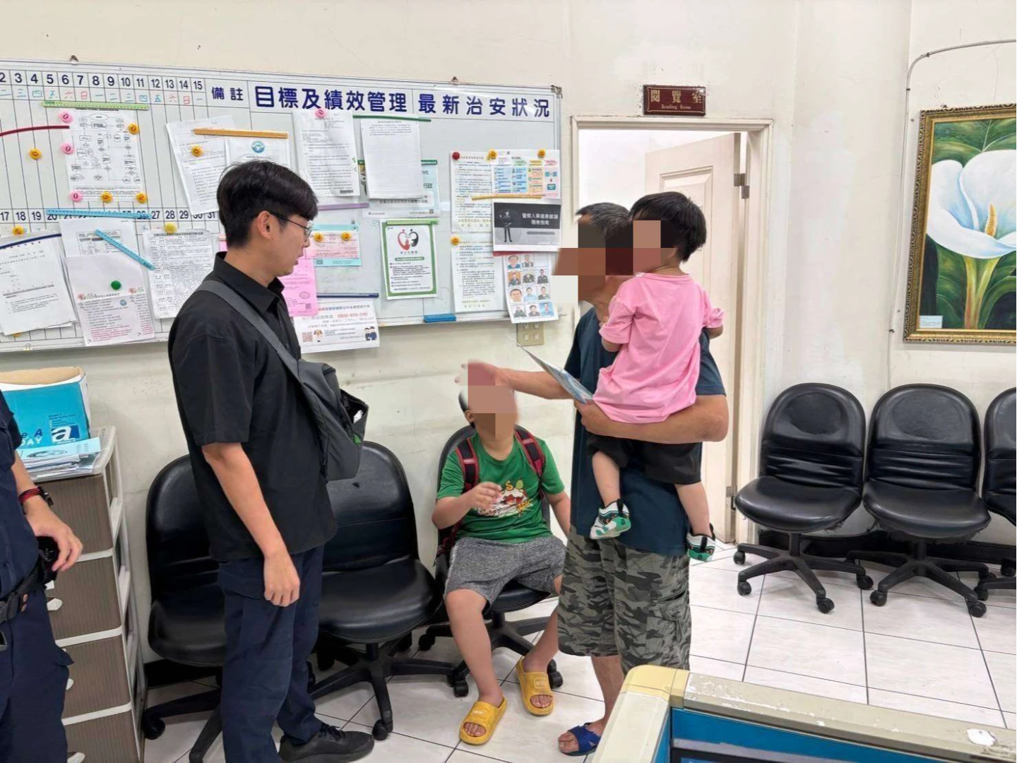9歲男童弄丟作業本,因擔心被爸爸責罵離家出走,在暖警協助下返家。翻攝自桃園市政府警察局臉書