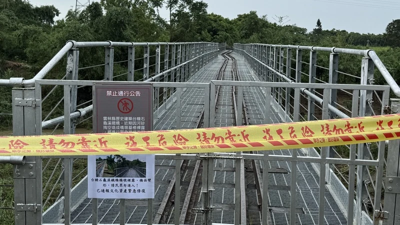連日強降雨造成雲林縣多處傳出災情,民眾發現連接雲嘉的歷史建築石龜溪鐵橋,其中1根橋墩基礎遭掏空位移,甚至鐵軌扭曲,雲林縣政府文化觀光處3日在現場拉起封鎖線。中央社