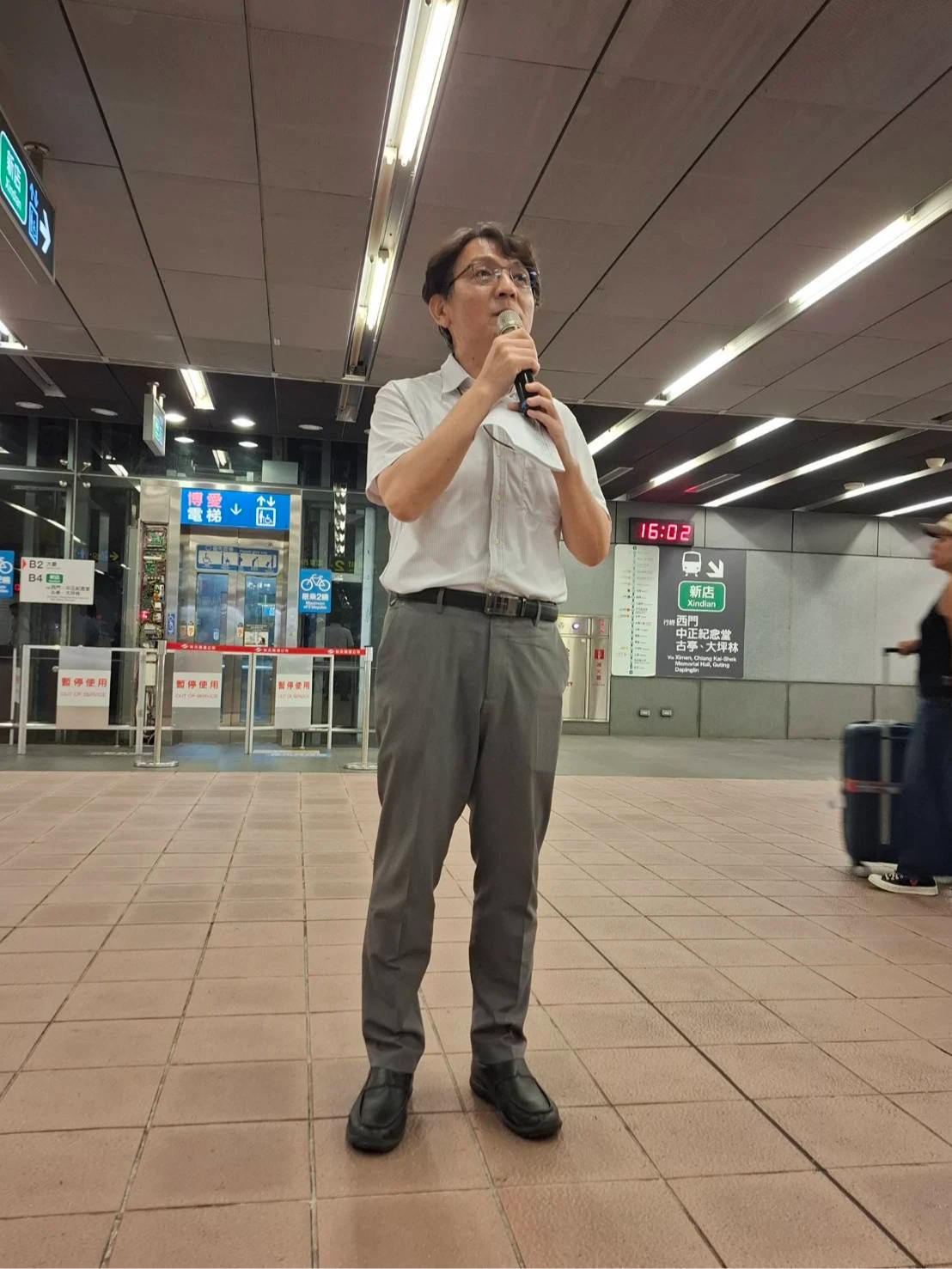 北捷電機處長謝榮龍說明電梯異常原因。北捷提供