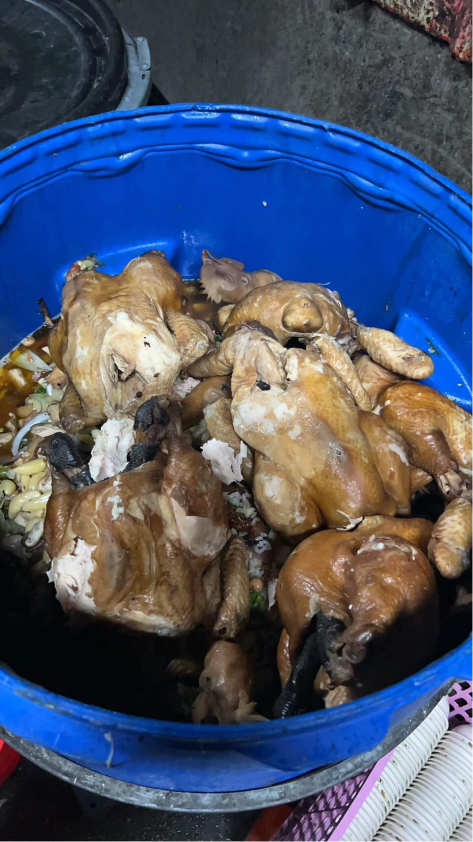 業者澄清,掉在地上的烤雞丟棄到廚餘桶,並未給客人食用。翻攝自業者臉書