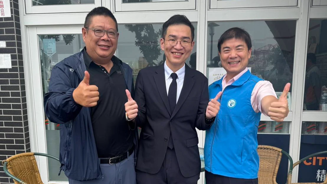 高雄區漁會今召開臨時理事會,楊孟凡(中)當選高雄區漁會總幹事。讀者提供
