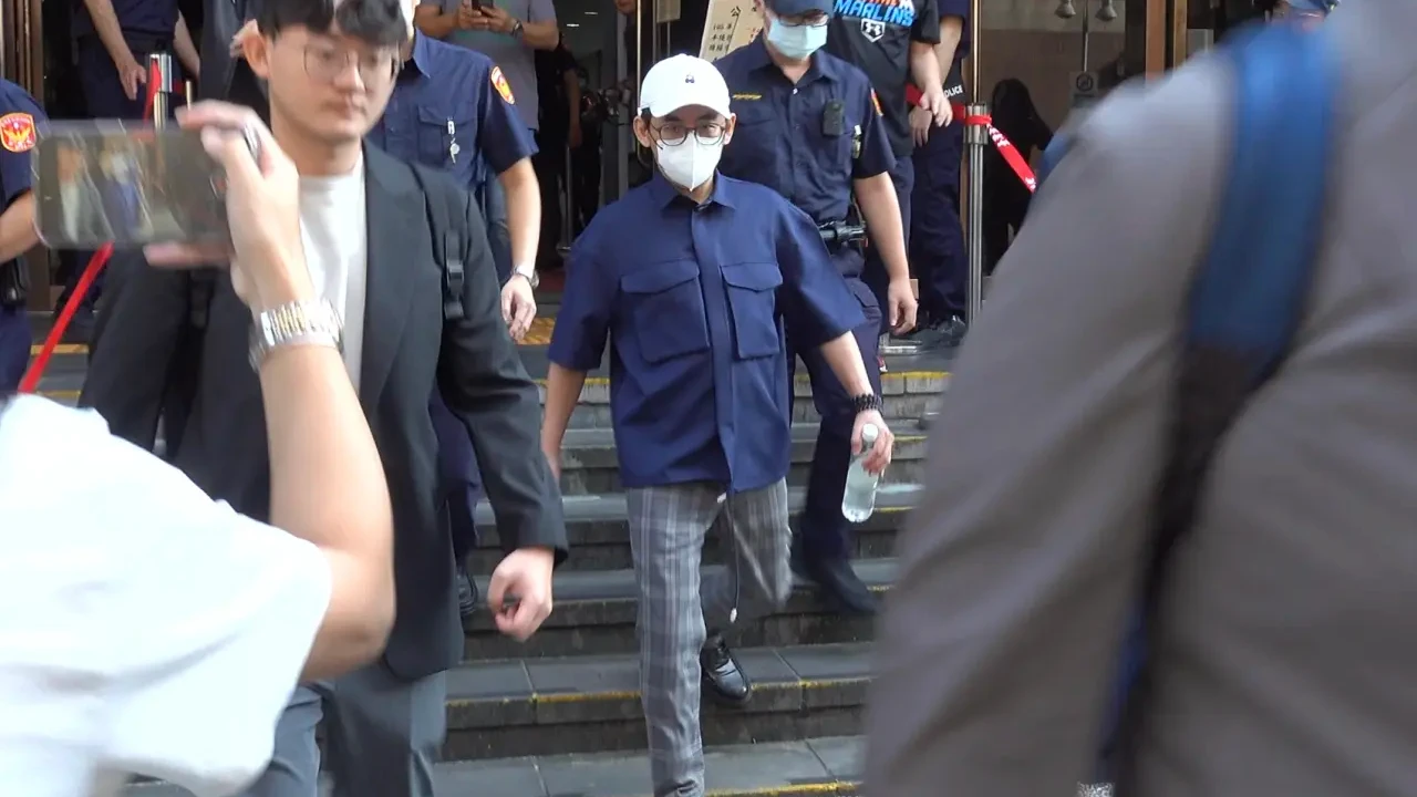 黃子佼多次出庭都穿同款衣褲、鞋帽。資料照片
