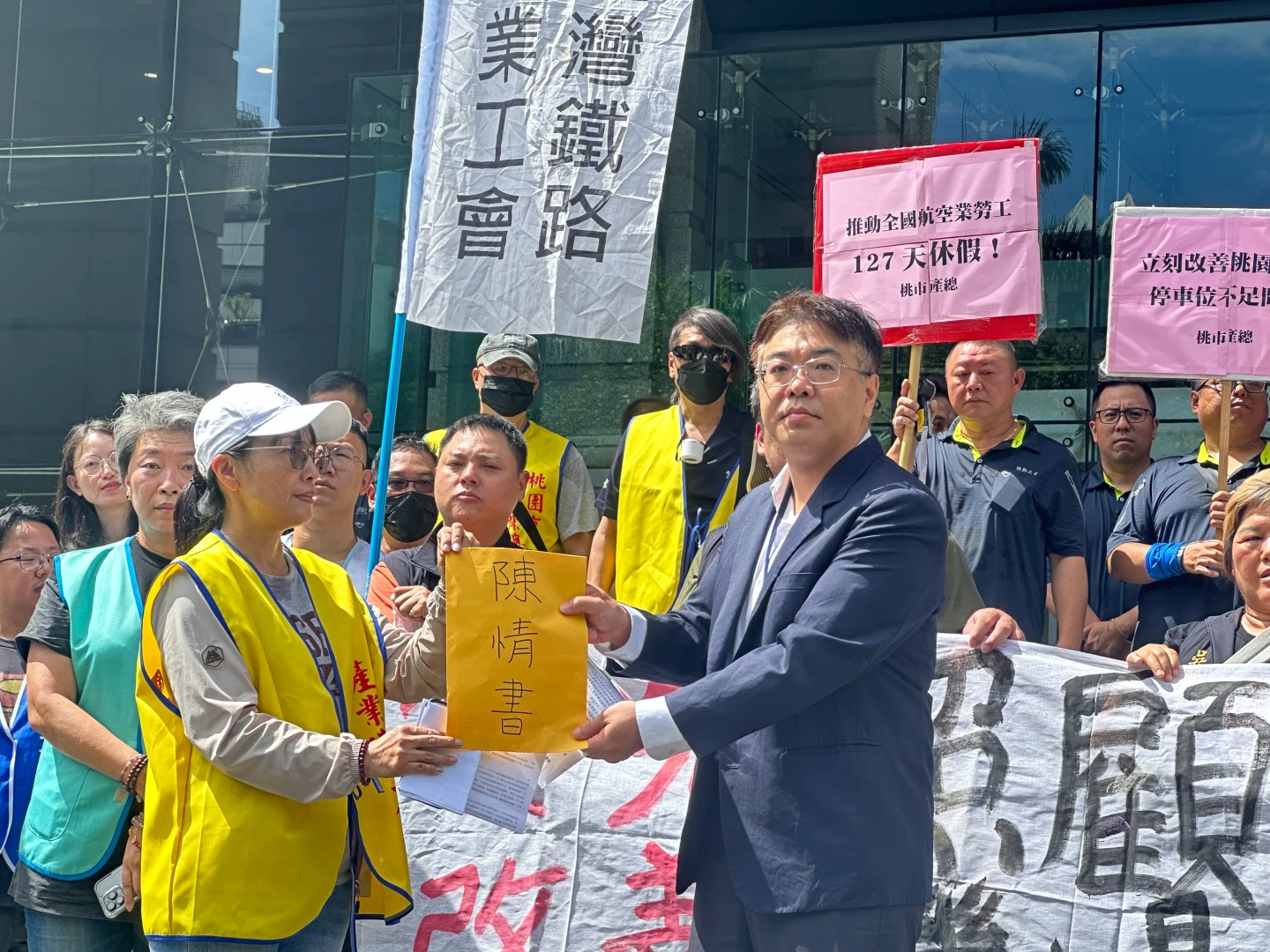 交通部航政司科長王世寧從桃園市產業總工會理事長施淑華手中接下陳情。陳怡文攝