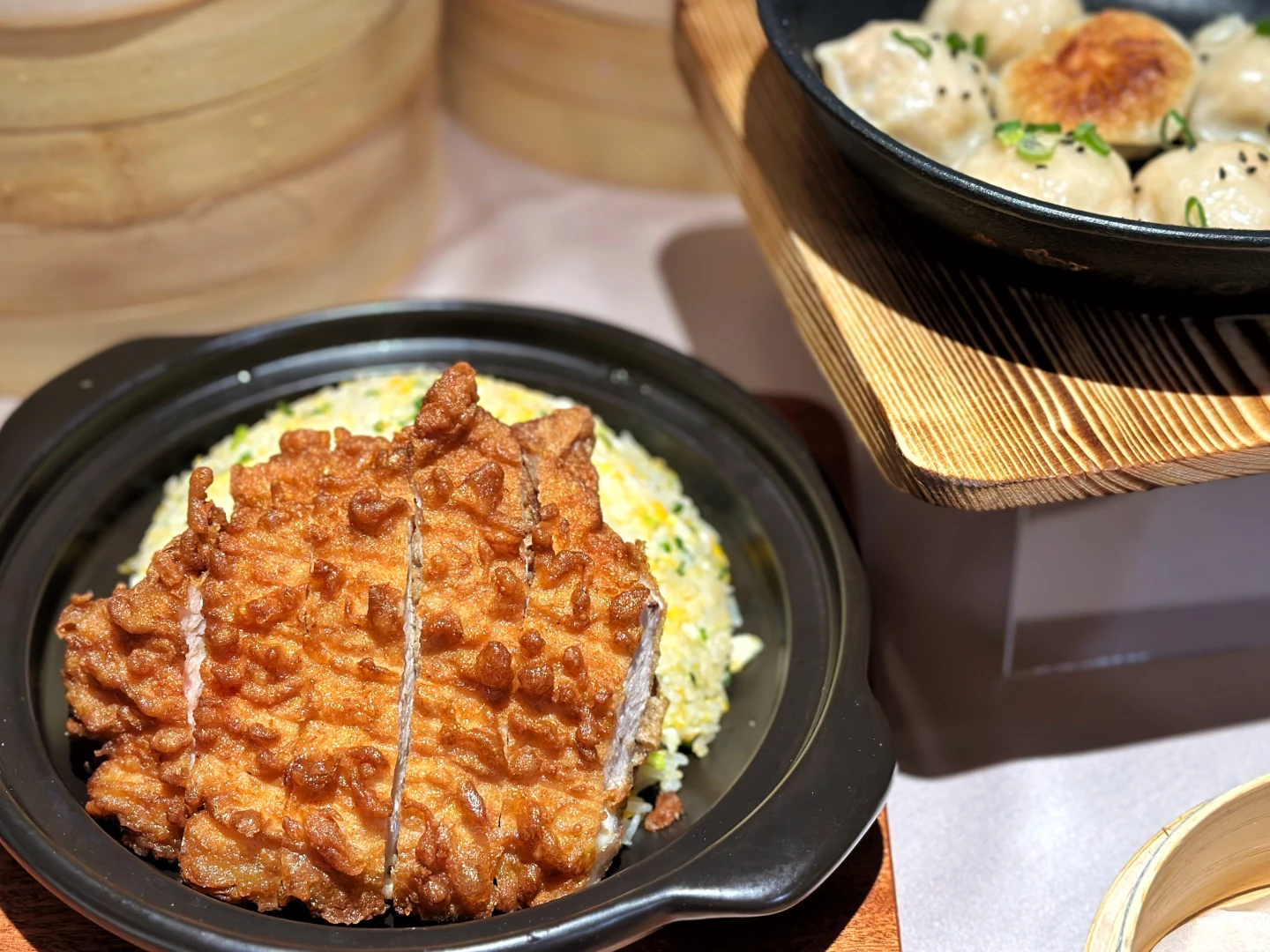 排骨蛋炒飯(360元)單店每月賣出超過3,500份。劉沛妘攝