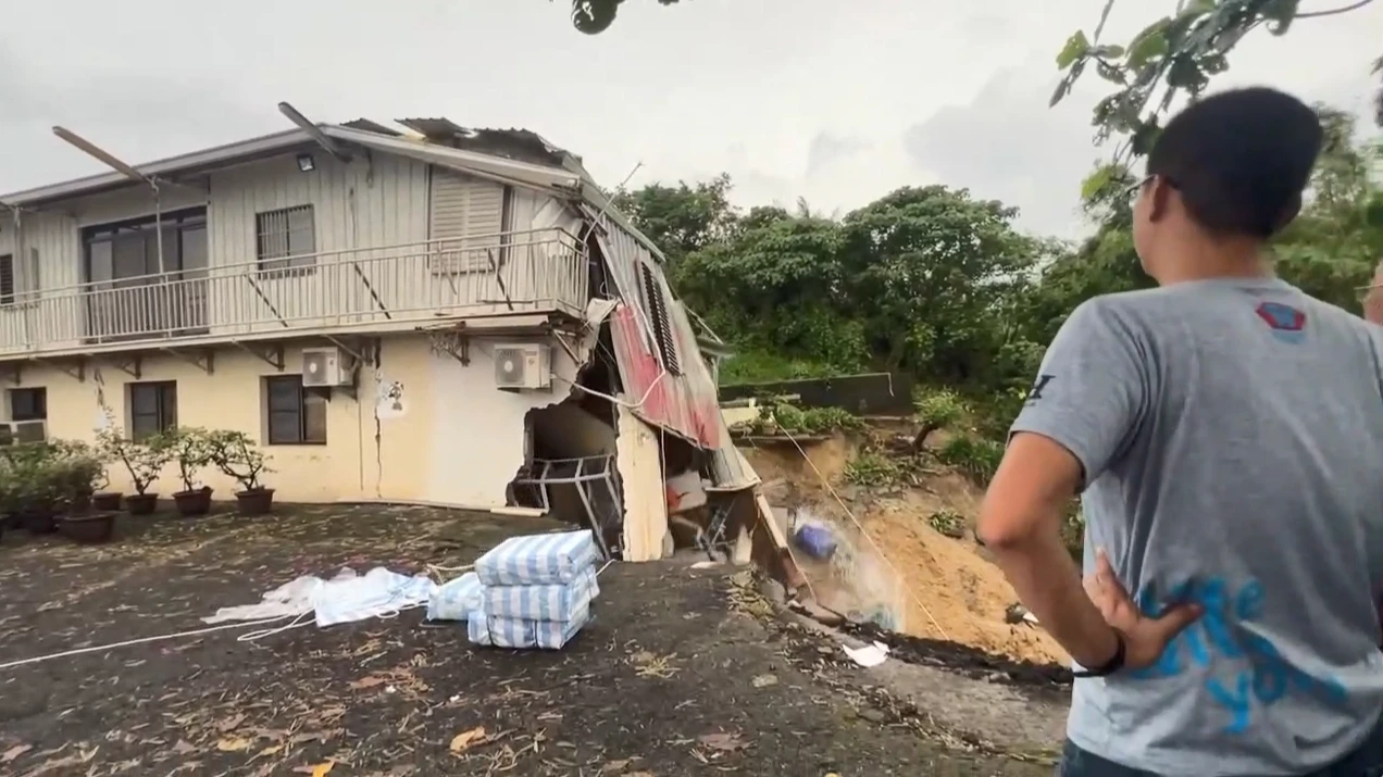 台南柳營區旭山里一處民宅地基遭掏空,邊坡土石坍塌,嚇得住戶整晚不敢睡,昨(3日)天區公所緊急撤離住戶共8人,今天土石坍塌範圍擴大,主建物今天發生崩塌,住戶眼睜睜看家園在面前被毀,難過又無助。翻攝畫面