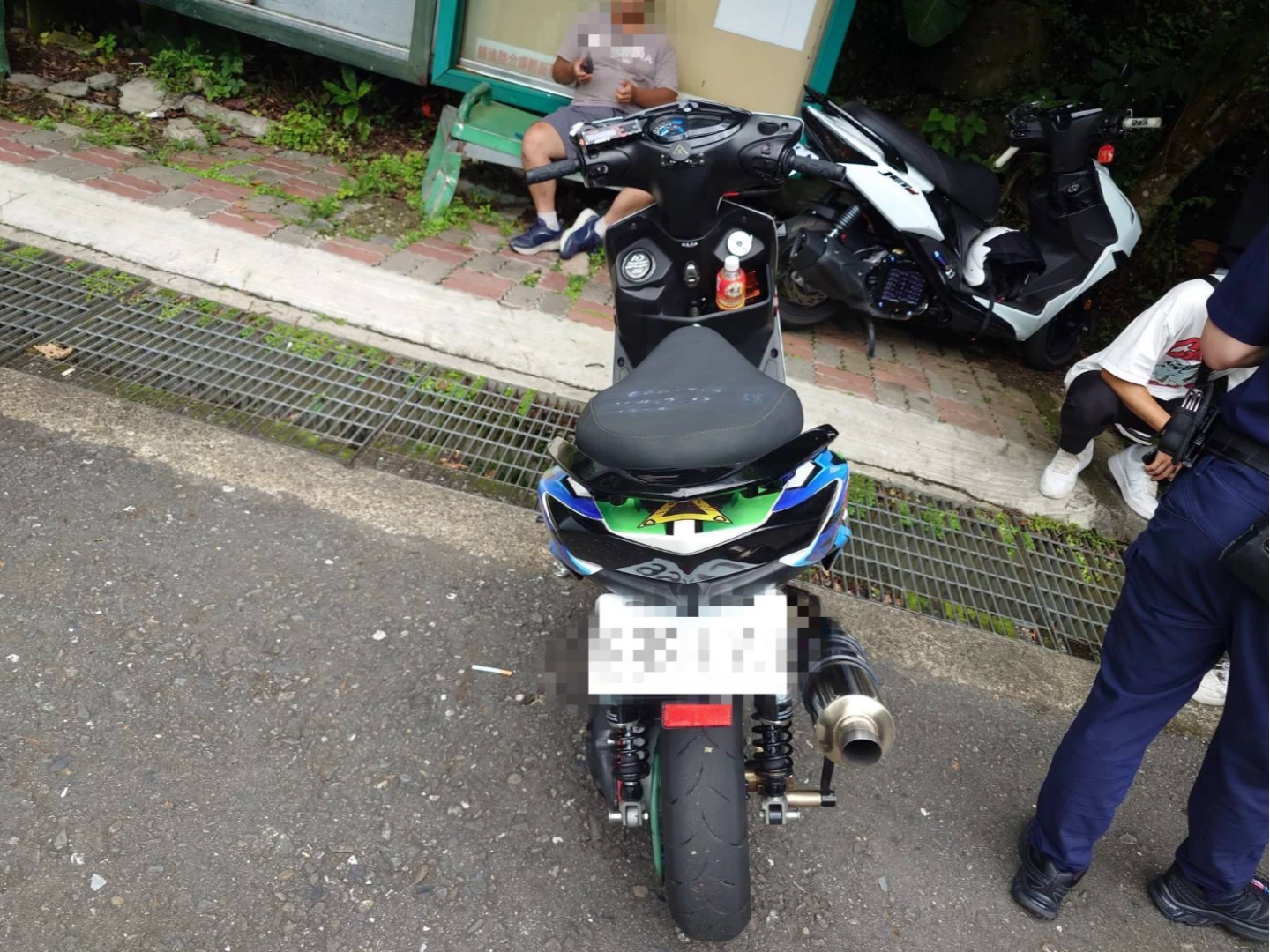 張男變更機車車體,警依法開罰。翻攝畫面