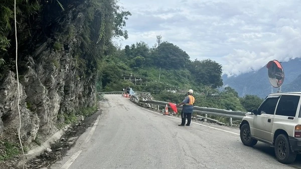 白姓工人4日在中橫公路台8線157.7公里處施工處,實施機動交通管制,徒步欲至附近休息時,遭邊坡掉落石塊砸中頭部,當場無生命跡象,明顯死亡,警消獲報到場將遺體載送下山,處理後續事宜。(花蓮縣警察局提供)中央社